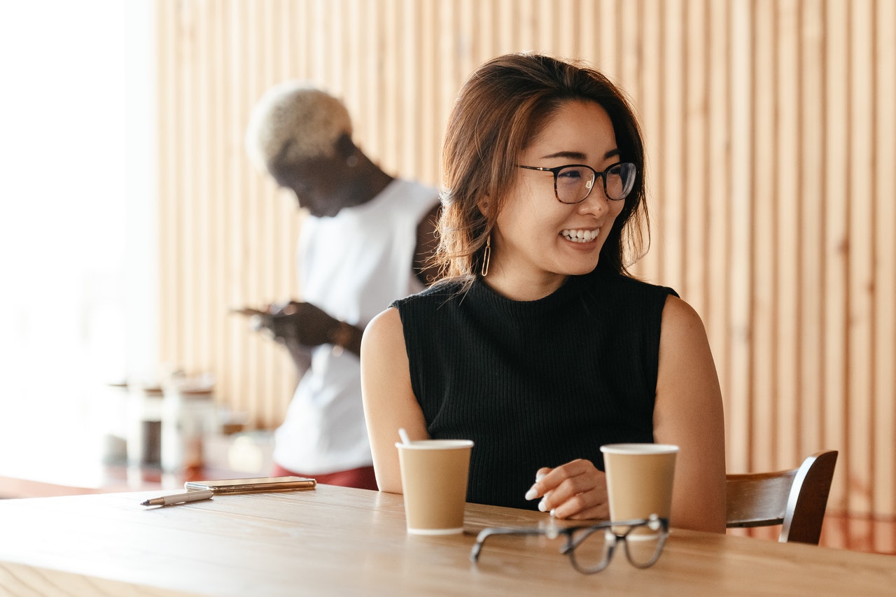 New hire in background on her phone while other agents talk