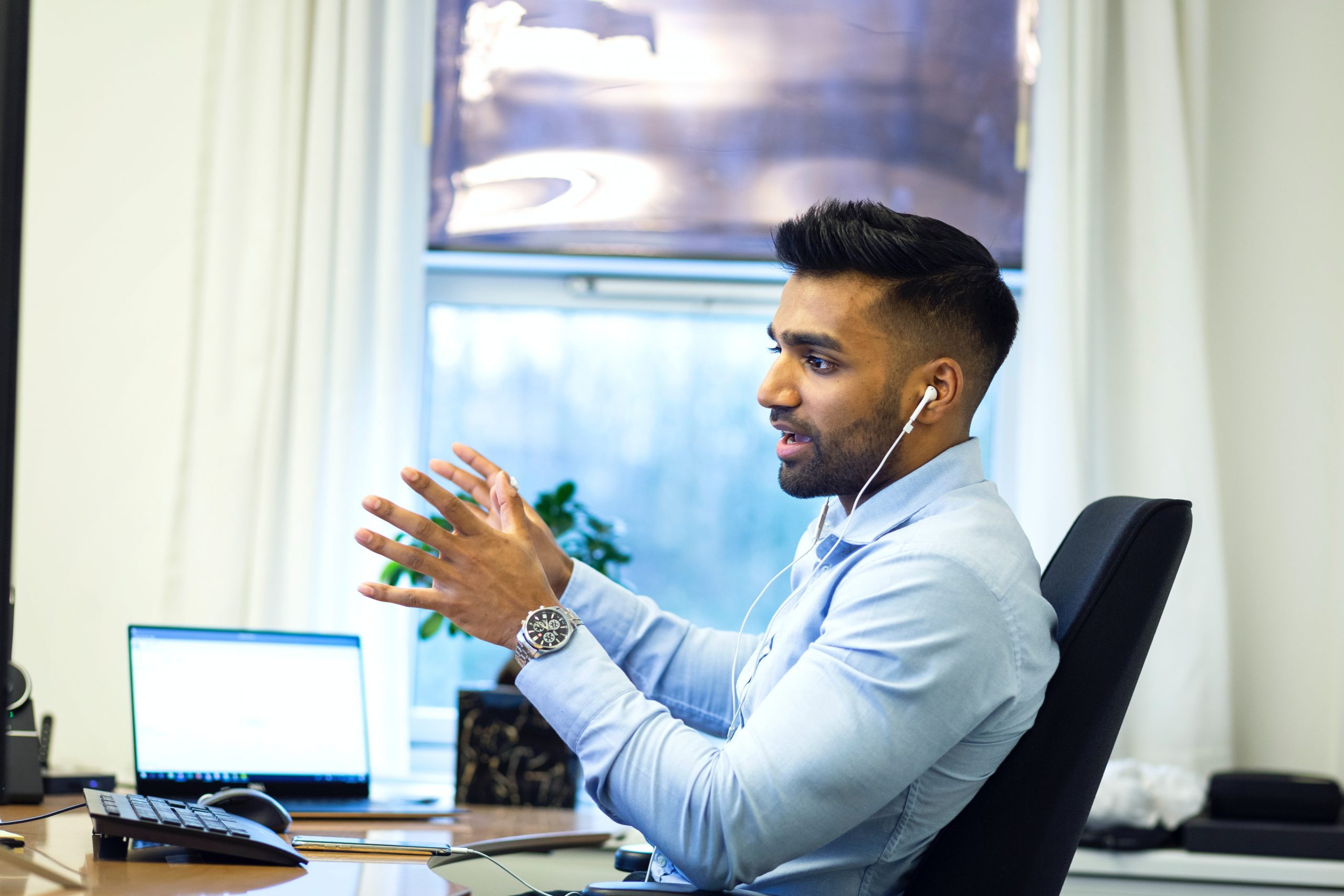 Insurance CSR helping customer on the phone